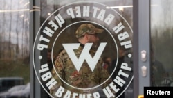 Logoja e Grupit Wagner, në Qendrën Wagner në Shën Petersburg të Rusisë. Fotografi nga arkivi. 