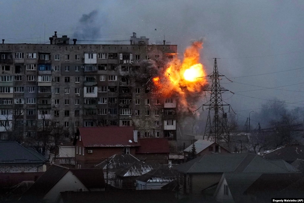 Një shpërthim në një ndërtesë apartamentesh pasi një tank rus qëlloi mbi të në Mariupol më 11 mars 2022.