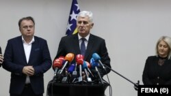 Nermin Nikšić, Dragan Čović i Borjana Krišto na konferenciji za medije nakon sastanka u Konjicu 7. decembra 2022.
