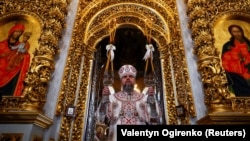 Mitropolitul Epifanie I, capul Bisericii Ortodoxe din Ucraina, oficiază pentru prima dată o slujbă de Crăciun în Lavra Pecersk din Kiev, folosită anterior de ramura Bisericii Ortodoxe Ucrainene loială Moscovei