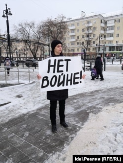 Alisa Korneicheva during her protest in Perm against the Ukraine war on December 9.