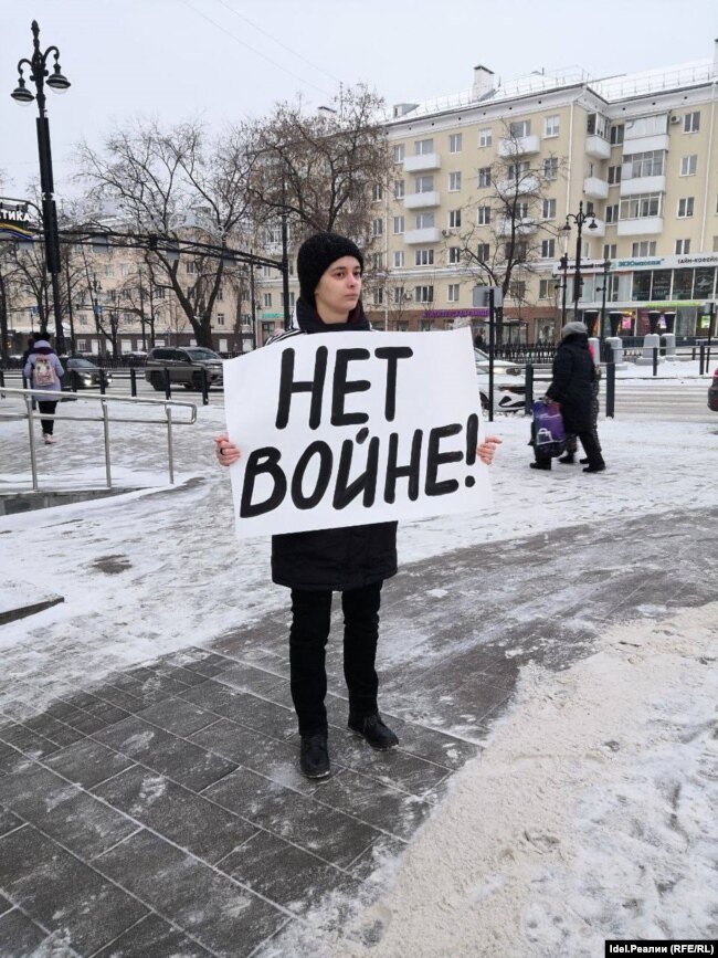 Alisa Kornejčeva protestuje u Permu zbog rata u Ukrajini 9. decembra.