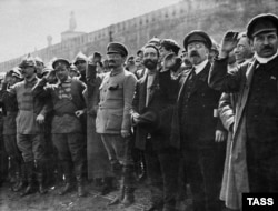 Болшевишки лидери, снимани по време на парад на Червения площад през май 1922 г.