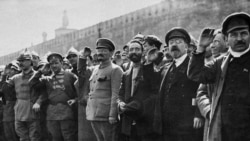 Большевистские лидеры во время парада на Красной площади. 1 мая 1922 г. 