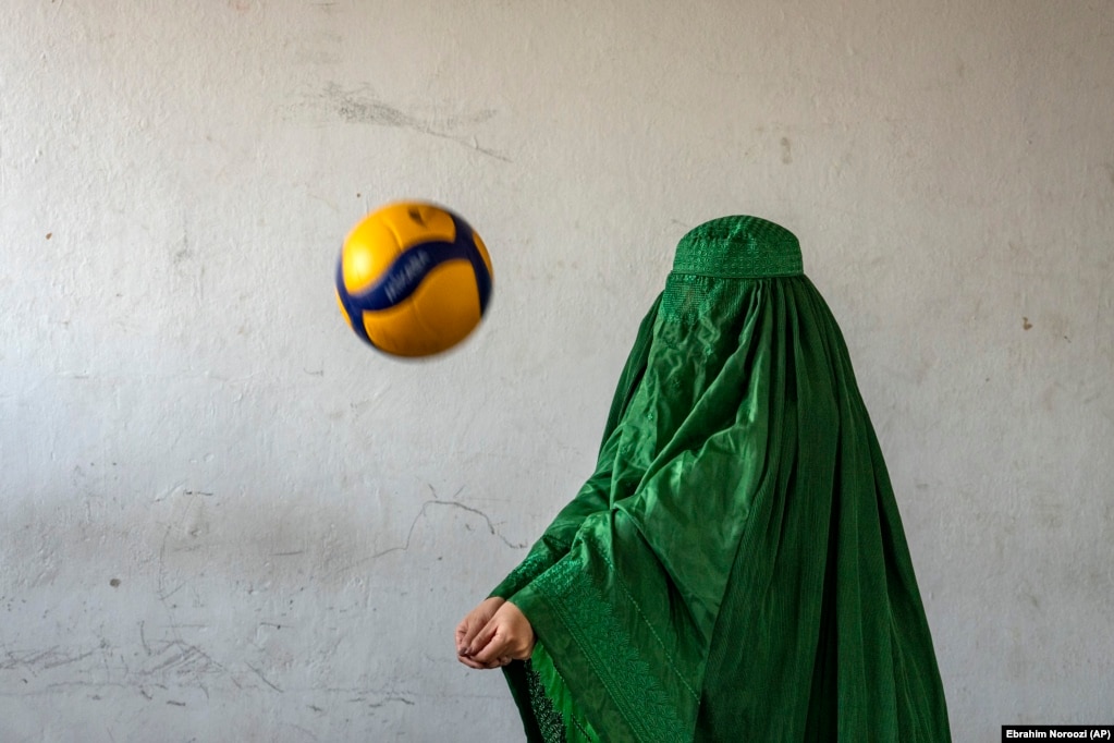 Një lojtare afgane e volejbollit, në Kabul. Një grua tjetër ka rikujtuar se, në ditën kur talibanët hynë në Kabul, trajneri i saj kishte thirrur nënën e saj dhe e kishte nxitur ta nxirrte vajzën jashtë vendit. Por, nëna e saj kishte refuzuar t’ia përcillte porosinë, sepse nuk donte që vajza e saj të largohej. Kur ajo kishte marrë vesh për porosinë, kishte prerë venat dhe ishte dërguar në spital. “Bota ishte bërë e errët për mua”, ka thënë ajo.