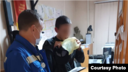 Врачи оказывают помощь Александру К. в отделе полиции