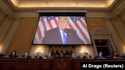 Fotografia e ish-presidentit amerikan, Donald Trump, shfaqet në një ekran të madh gjatë takimit të komitetit hetues të Dhomës së Përfaqësuesve. 19 dhjetor 2022.
