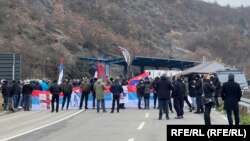 СРБИЈА: Приврзаници на десницата од Србија протестираат блиску до косовско-српската граница. 