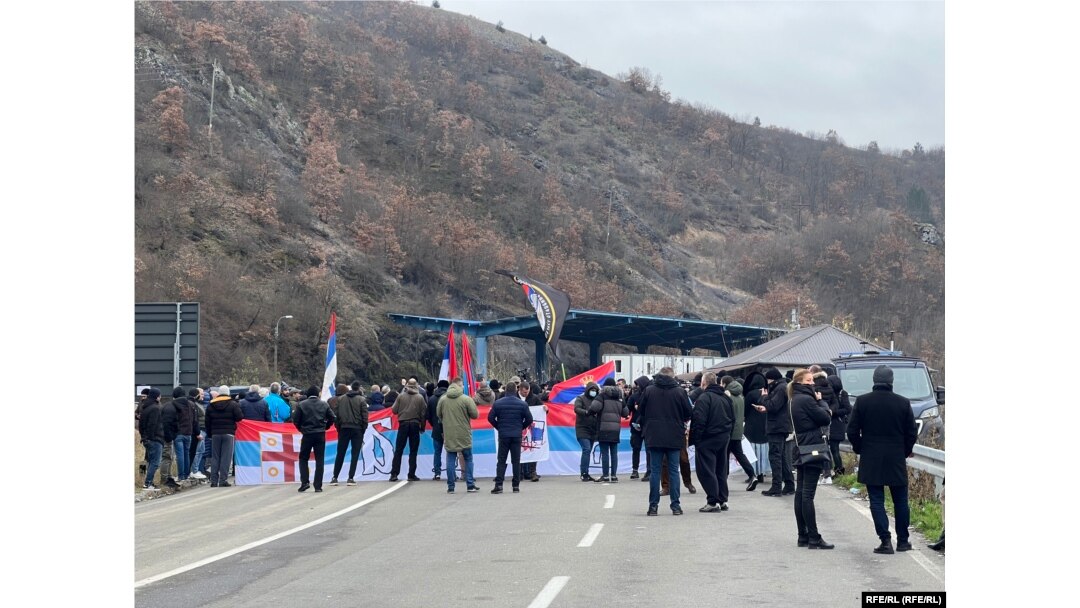 Сербские националисты пикетируют пограничный пункт на границе с Косовом
