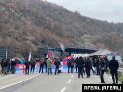 Сербские националисты пикетируют пограничный пункт на границе с Косовом