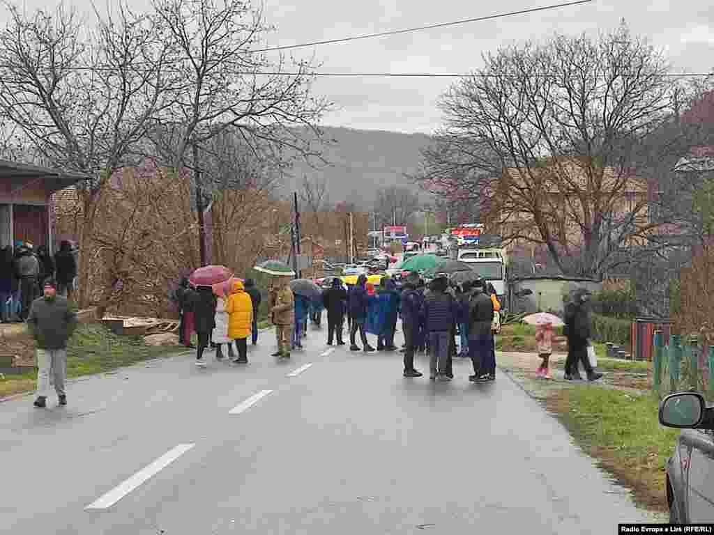 Qytetarët serbë janë mbledhur në Rudarë, në anën tjetër të rrugës së bllokuar. 11 dhjetor 2022.