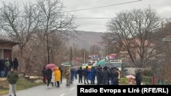 Луѓе се собираат во Рударе каде што се блокираните патишта. 11 декември