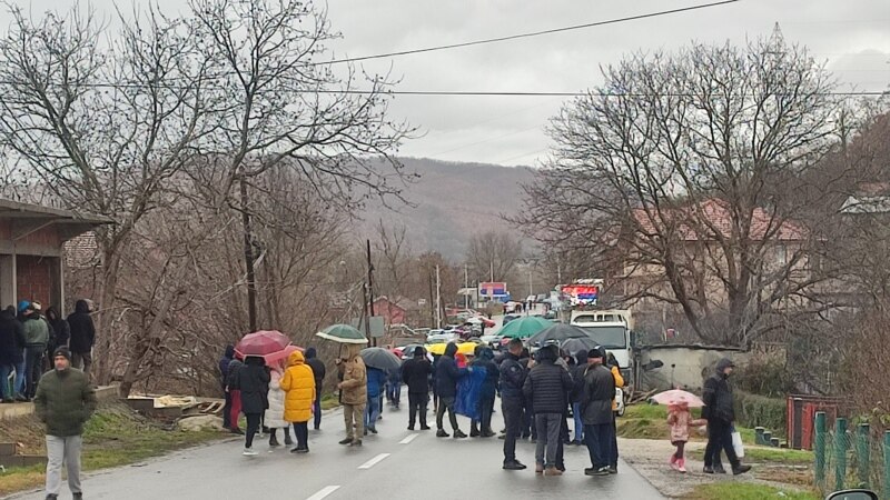 Училиштата на северот на Косово нема да работат, премините Јариње и Брњак се уште затворени 