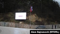 Spomen-ploča Ratku Mladiću nalazi se na entitetskoj liniji razdvajanja između Sarajeva i Istočnog Sarajeva, BiH, 9. januar 2023.