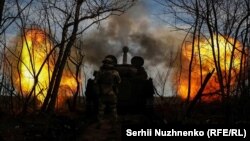 Українські військові ведуть вогонь із гаубиці, Донецька область, листопад 2022 року