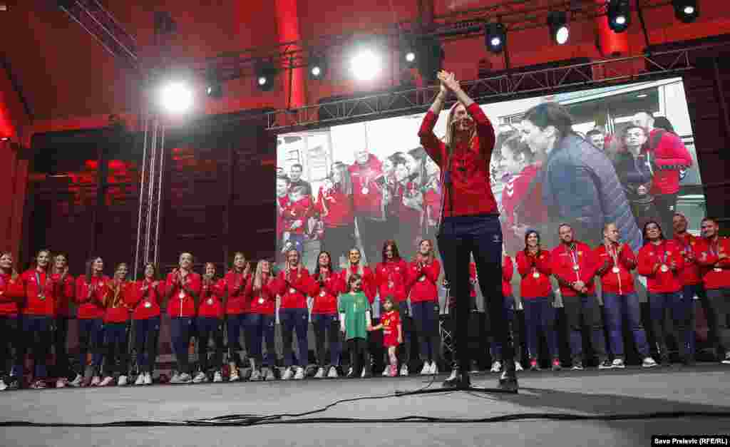 Selektorka Bojana Popović s igračicama i stručnim štabom reprezentacije na centralnoj proslavi medalje u Podgorici.&nbsp; &nbsp;&nbsp; &nbsp; &nbsp; &nbsp; &nbsp; &nbsp; &nbsp; &nbsp; &nbsp; &nbsp; &nbsp; &nbsp; &nbsp; &nbsp; &nbsp; &nbsp; &nbsp; &nbsp; &nbsp; &nbsp; &nbsp; &nbsp; &nbsp; &nbsp; &nbsp; &nbsp; &nbsp; &nbsp; &nbsp; &nbsp; &nbsp; &nbsp; &nbsp; &nbsp; &nbsp; &nbsp; &nbsp; &nbsp; &nbsp; &nbsp; &nbsp; &nbsp; &nbsp; &nbsp; &nbsp; &nbsp; &nbsp; &nbsp; &nbsp; &nbsp; &nbsp; &nbsp; &nbsp; &nbsp; &nbsp; &nbsp; &nbsp; &nbsp; &nbsp; &nbsp; Podgorica, 22.11.2022.