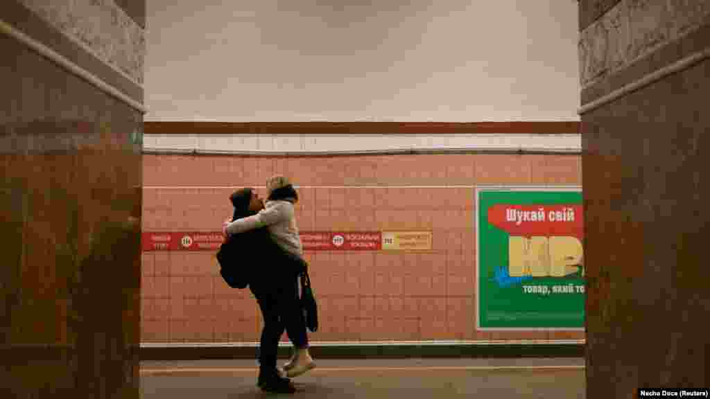 Legtöbben a város tágas, mindig nyitva álló metróállomásain szoktak összegyűlni, amikor megszólalnak a légvédelmi szirénák