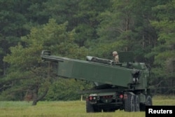 Україна бере участь у військових навчаннях у Латвії. На фото високомобільна артилерійська ракетна система M142 (HIMARS). 26 вересня 2022 року