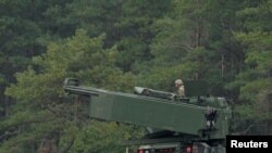 Украина, САД, артилериски ракетен систем со висока подвижност М142 (HIMARS) учествува во воена вежба во близина на Лиепаја, Латвија, 26 септември 2022 година. 