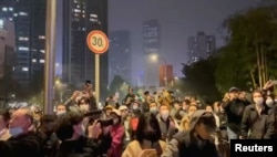 Протестующие скандируют лозунги в поддержку свободы слова и прессы на фоне общенациональных беспорядков из-за политики изоляции COVID-19. Чэнду, Китай, 27 ноября 2022 года