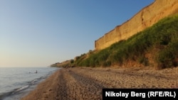 Пляж возле военной авиабазы ​​под Севастополем в аннексированном Крыме.