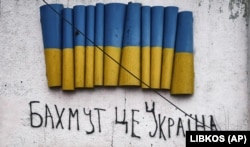 Напис «Бахмут – це Україна» на стіні одного з будинків в місті Бахмуті на Донеччині, 17 грудня 2022 року