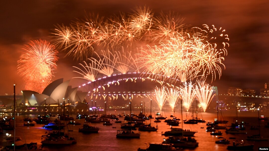 Vatromet iznad luke u Sidneju tokom proslave Nove godine, Australija, 1. januara 2023. 