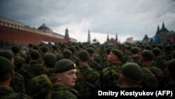 Російські військовослужбовці під час репетиції параду до Дня перемоги. Москва, Росія. 3 травня 2011 року