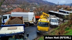 Protestatarii de etnie sârbă din Kosovo au baricadat mai multe drumuri din regiunea de nord, după arestul unui fost polițist de etnie sârbă.