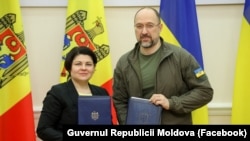 Șefa guvernului de la Chișinău, Natalia Gavrilița și prim-ministrul Ucrainei, Denis Șmigal.