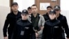 Охраната води подсъдимия Орлин Владимиров с белезници в съдебната зала