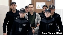Охраната води подсъдимия Орлин Владимиров с белезници в съдебната зала