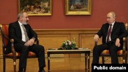  Russian President Vladimir Putin (R) and Armenian Prime Minister Nikol Pashinian meet in St. Petersburg, Russia, December 27, 2022.
