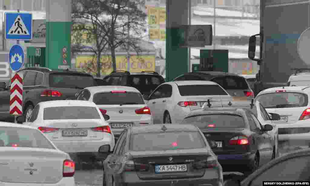 Водії стоять у чергах на АЗС, щоб заправити баки своїх автомобілів, доки триває повітряна тривога, Київ, 16 грудня 2022 року