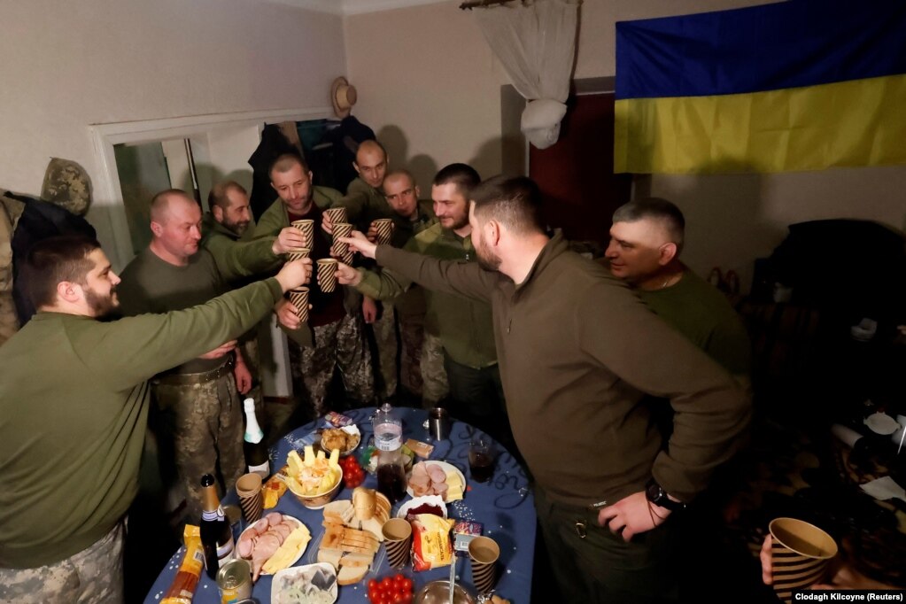 Ushtarët ukrainas festojë Vitin e Ri në Donjeck, teksa Rusia vazhdon pushtimin e Ukrainës. 