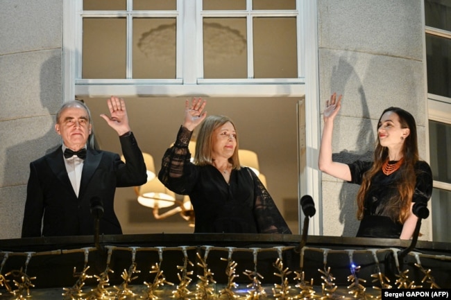 Прадстаўнікі ляўрэатаў Нобэлеўскай прэміі міру Ян Рачынскі (расейская арганізацыя «Мэмарыял»), Натальля Пінчук (жонка Алеся Бяляцкага), Аляксандра Матвійчук (украінскі «Цэнтар грамадзянскіх свабодаў») у Осла, 10 сьнежня 2022