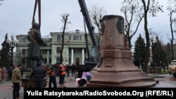 Монумент стоял на месте памятника русской царице Екатерине Второй, снесенному в 1919 году