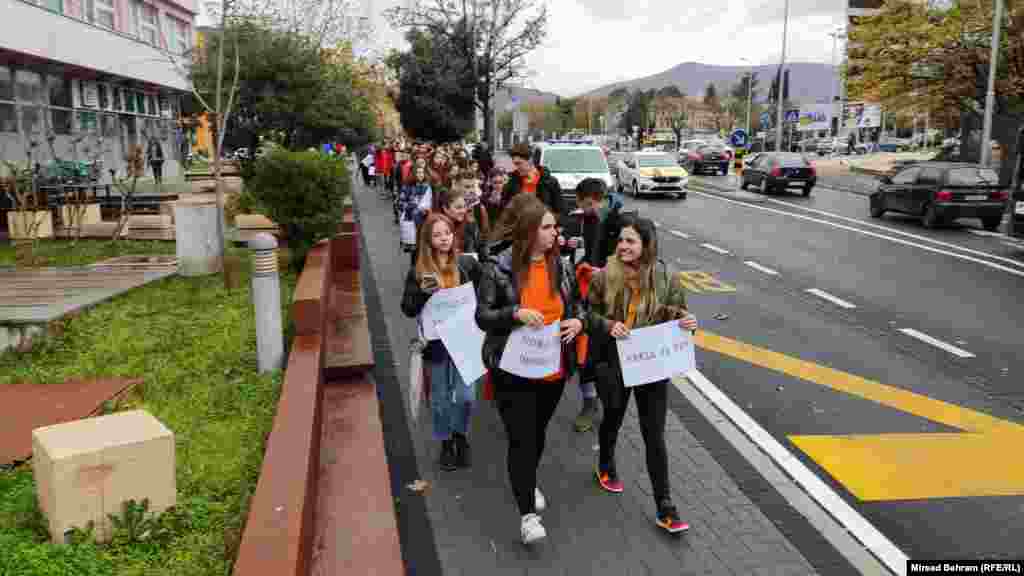 U šetnji protiv nasilja nad ženama u Mostaru učestvovalo je nekoliko desetina učenika srednjih škola, studenata, te omladinskih aktivista. &nbsp;