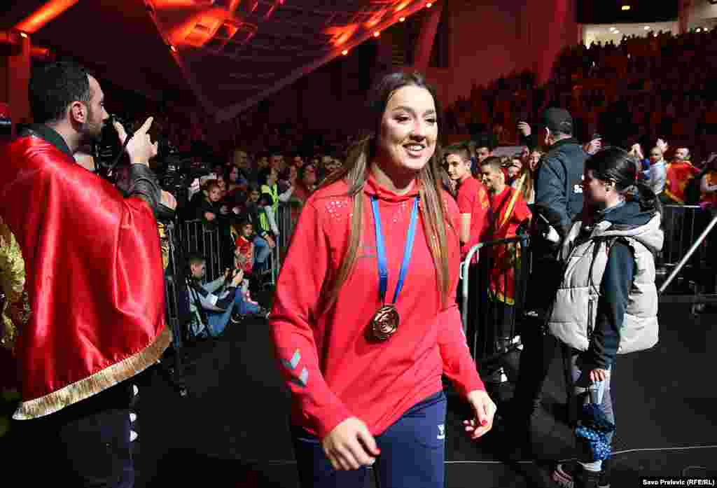 Reprezentativke su uz ovacije dočekane na bini. Jedna od ključnih igračica, centralni bek Đurđina Jauković s jakim emocijama proslavlja medalju na proslavi u Podgorici.&nbsp; &nbsp; &nbsp; &nbsp; &nbsp; &nbsp; &nbsp; &nbsp; &nbsp; &nbsp; &nbsp; &nbsp; &nbsp; &nbsp; &nbsp; &nbsp; &nbsp; &nbsp; &nbsp; &nbsp; &nbsp; &nbsp; &nbsp; &nbsp; &nbsp; &nbsp; &nbsp; &nbsp; &nbsp; &nbsp; &nbsp; &nbsp; &nbsp; &nbsp; &nbsp; &nbsp; &nbsp; &nbsp; &nbsp; &nbsp; &nbsp; &nbsp; &nbsp; &nbsp; &nbsp; &nbsp; &nbsp; &nbsp; &nbsp; &nbsp; &nbsp; &nbsp; &nbsp; &nbsp; &nbsp; &nbsp; &nbsp; &nbsp; &nbsp; &nbsp; &nbsp; &nbsp; &nbsp; &nbsp; &nbsp; &nbsp; &nbsp; &nbsp; &nbsp; &nbsp; &nbsp; &nbsp; &nbsp; &nbsp; &nbsp; &nbsp; &nbsp; &nbsp; &nbsp; &nbsp; &nbsp; &nbsp; &nbsp; &nbsp; &nbsp; &nbsp; &nbsp; &nbsp; &nbsp; &nbsp; &nbsp; &nbsp; &nbsp; &nbsp; &nbsp;&nbsp;Podgorica, 22.11.2022. &nbsp;