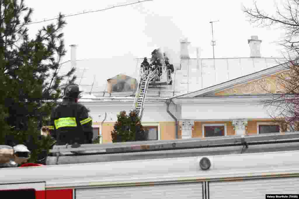 10 декабря: спасатели борются с пожаром, возникшим в особняке Лопухина, историческом здании в центре Москвы, которое является частью Государственного музея изобразительных искусств имени Пушкина