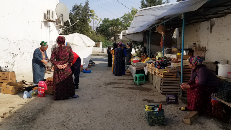 Bazarlarda azyk önümleri gymmatlaýar, döwlet dükanlarynda 'gurçukly un' satylýar