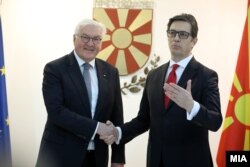 Presidenti i Gjermanisë, Frank-Walter Steinmeier, dhe presidenti maqedonas, Stevo Pendarovski, në Shkup, 29 nëntor 2022.