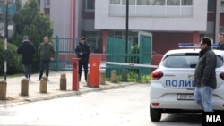Полиција пред скопската гимназија Јосип Броз поради дојава за бомба, Скопје. 