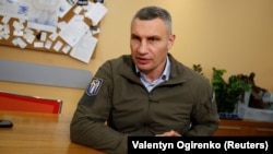 Віталій Кличко каже, що оприлюдненими журналістами фактами мають займатися правоохоронні органи.