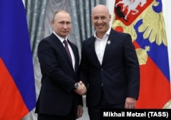 Президент РФ Владимир Путин присваивает Денису Майданову звание заслуженного артиста РФ. Москва, 24 мая 2017 года