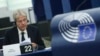 Az EU gazdasági biztosa, Paolo Gentiloni szerint az euró védőpajzsot tart a tagországok fölé, és nem hiszi, hogy a versenyképesség jó érv az eurócsatlakozás ellen. A képen a biztos az Európai Parlament plenáris ülésén Strasbourgban 2021. szeptember 15-én