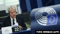 Az EU gazdasági biztosa, Paolo Gentiloni szerint az euró védőpajzsot tart a tagországok fölé, és nem hiszi, hogy a versenyképesség jó érv az eurócsatlakozás ellen. A képen a biztos az Európai Parlament plenáris ülésén Strasbourgban 2021. szeptember 15-én