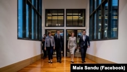 Catherine Colonna, ministra de Externe a Franței, Emmanuel Macron, președintele francez, Maia Sandu, președinta R. Moldova și ministrul de Externe moldovean, Nicu Popescu, la cea de-a treia conferință ministerială a Platformei de sprijin pentru Moldova, Paris, 21 noiembrie 2022.