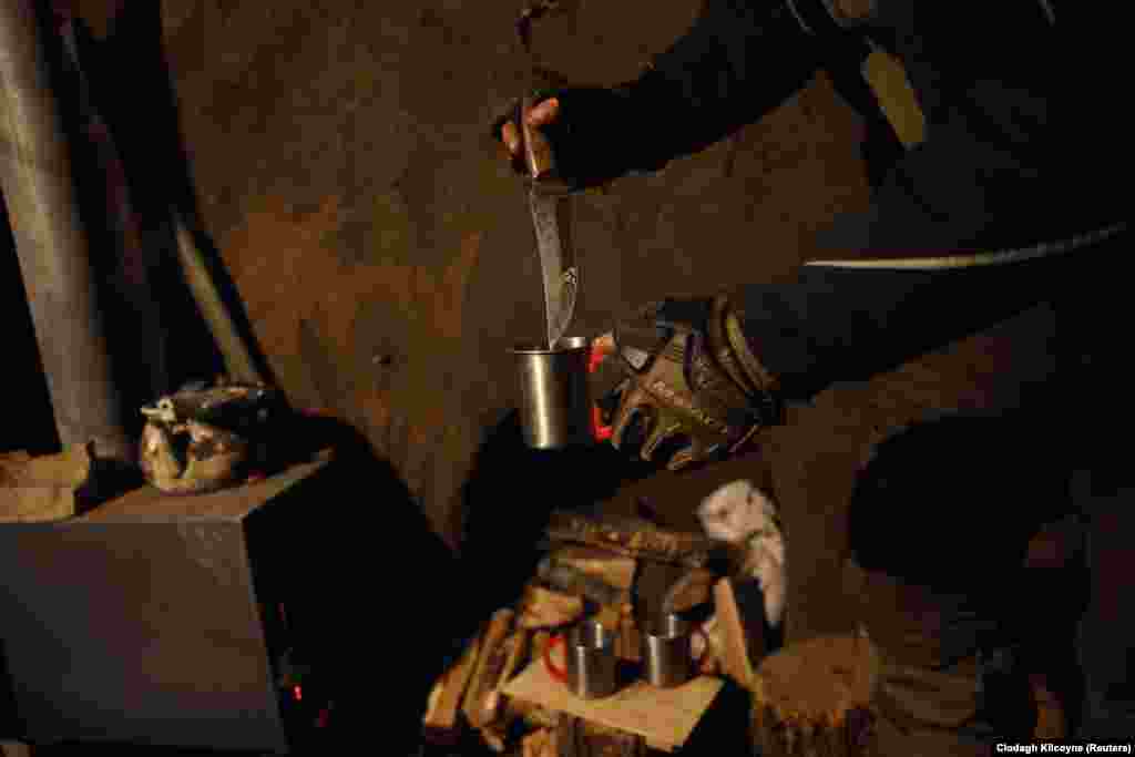 Віталій &laquo;Красавчик&raquo; перемішує каву ножем, неподалік від Соледару, 11 січня 2023 року