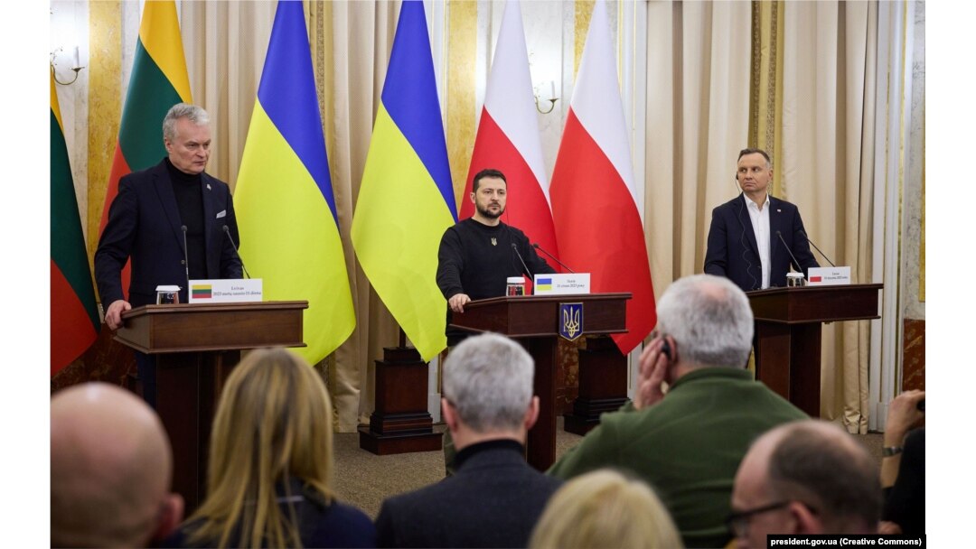 Președintele lituanian Gitanas Nauseda (stânga), președintele ucrainean Volodimir Zelenski și președintele polonez Andrzej Duda (dreapta), la Liov, Ucraina, pe 11 ianuarie 2023.